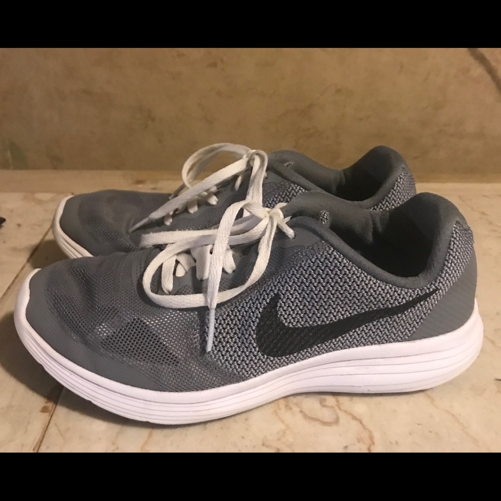 Nike Revolution 3 shoes